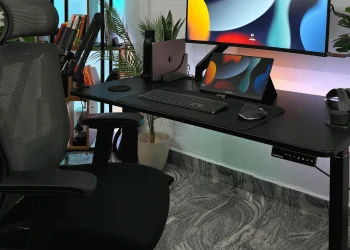 modern gaming desk setup with monitor arm, gaming accessories and tidy cable management for PC and console in 2025